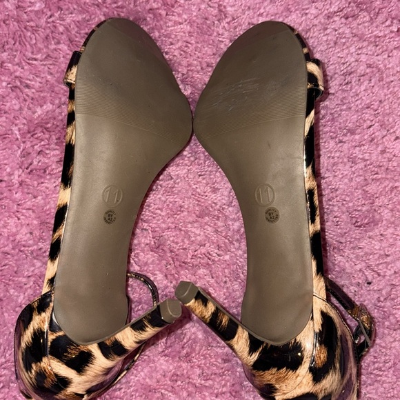 Worthington Bristol Leopard Print Heels - Picture 6 of 6